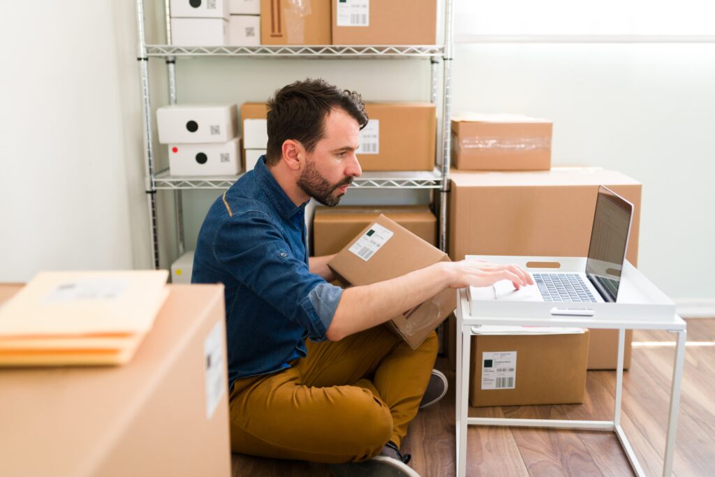 joven sentado haciendo rutas de distribución - software para distribuidoras 