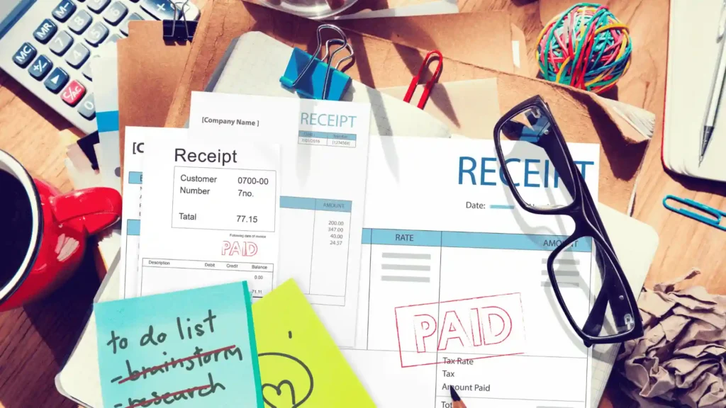 Documentos necesarios para la declaración de renta en Panamá organizados en escritorio